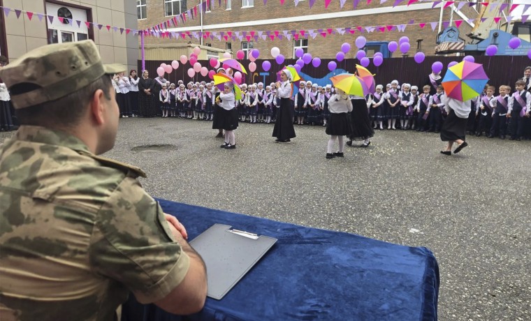 Военнослужащие ОГВ(с) стали почетными гостями линейки ко Дню знаний в Грозном