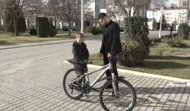 Городские власти навестили Ибрагима Тагирова с подарком