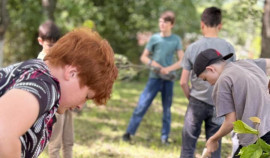В селе Шатой прошла экологическая акция «Посади дерево» в рамках нацпроекта «Семья»