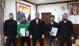 РОФ им. А.-Х. Кадырова передал денежные конверты Магамеду Байтукаеву и его наставнику| грозный, чгтрк