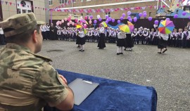 Военнослужащие ОГВ(с) стали почетными гостями линейки ко Дню знаний в Грозном| грозный, чгтрк