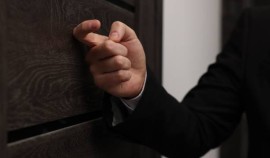 Судебные приставы ЧР сохранили прожиточный минимум более 400 должникам| грозный, чгтрк