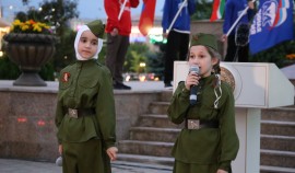 Память о подвиге предков и неразрывная связь поколений: в Грозном зажгли «Огненные картины войны»