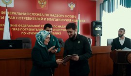 Министр здравоохранения ЧР Адам Алханов наградил представителей Роспотребнадзора