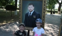 Галерея им. Ахмата-Хаджи Кадырова провела в Грозном передвижную выставку ко Дню России