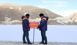 Сотрудники МЧС замерили толщину льда на озере Кезеной-Ам