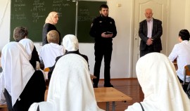 Сотрудники полиции напомнили школьникам о важности взаимоуважения и соблюдения закона| грозный, чгтрк