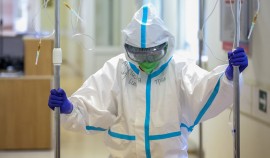 Медики, работающие с инфицированными коронавирусом пациентами, смогут раньше выйти на пенсию