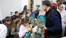 «Единая Россия» вручила сладкие наборы свыше тысячи детям в Чеченской Республике