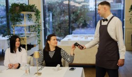 Россияне стали чаще оставлять чаевые в кафе и барах| грозный, чгтрк