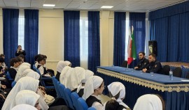 В Гудермесе сотрудники полиции встретились со старшеклассниками| грозный, чгтрк