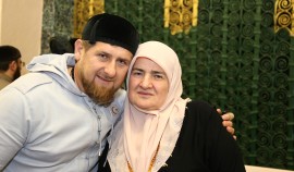 Рамзан Кадыров: «Сегодня самый светлый день в нашей семье — день рождения моей любимой МАМЫ»| грозный, чгтрк