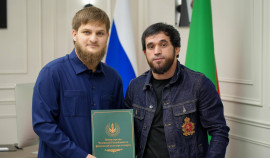 Ахмат Кадыров передал ключи от квартиры бойцу клуба «Ахмат» Расулу Албасханову