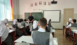 В школах Алхан-Калы инспекторы ПДН провели воспитательные беседы
