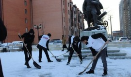 В Грозном провели субботник у памятника Герою Советского Союза Ханпаше Нурадилову