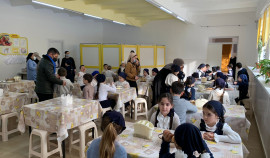 Учащиеся младших классов ЧР полной мере снабжаются горячим питанием