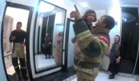 Пожарные в Грозном вызволили ребенка из закрывшейся квартиры 