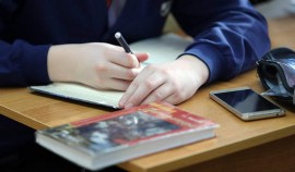 Более 80% родителей поддерживают запрет на использование телефонов на уроках