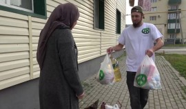 Семьи Грозного получили продуктовую помощь от РОФ им. А.-Х. Кадырова