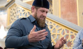 Рамзан Кадыров совершил рузбу в мечети им. дяди Пророка Мухаммада ﷺ