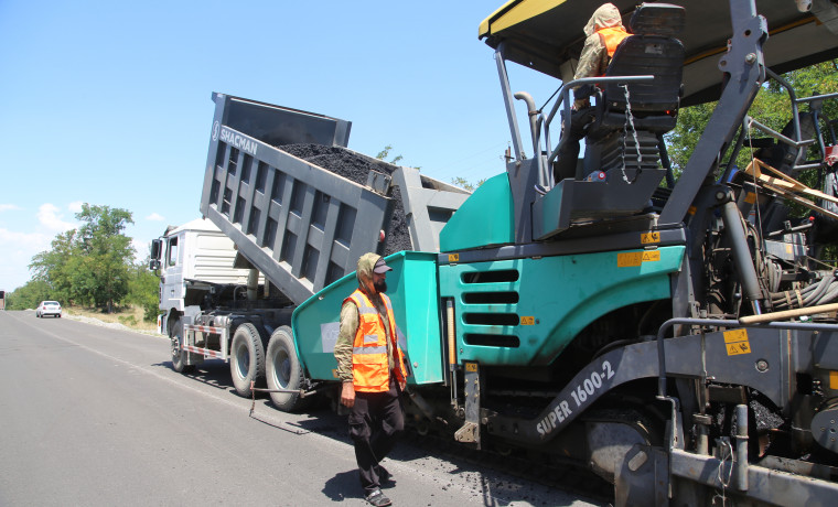 В Шелковском районе Чеченской Республики по нацпроекту ведется ремонт подъездной дороги