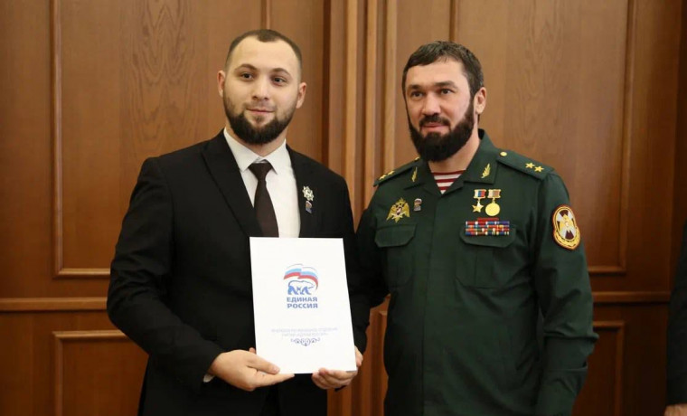 Руководитель МГЕР по ЧР Адам Гехаев и активист Сулиман Хаджимурадов получили награды от ЕР