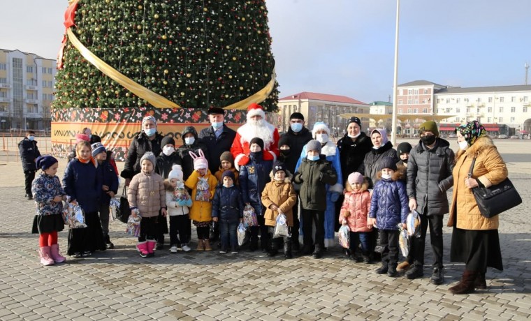 В Грозном для детей из малообеспеченных семей организовали поход на столичную ёлку