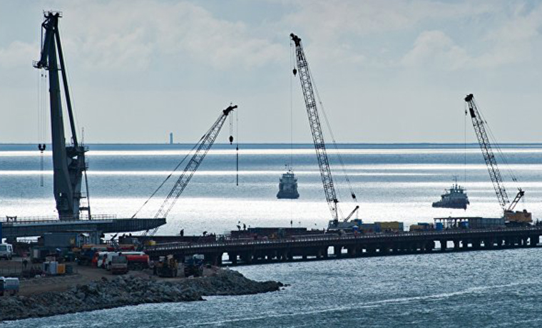 Забита последняя свая автодорожной части моста в Крым