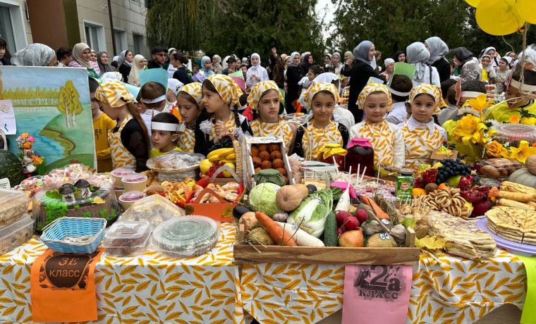 В рамках нацпроекта в школе Курчалоевского района состоялась благотворительная ярмарка