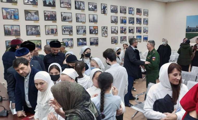 В Грозном военнослужащие Росгвардии приняли участие в презентации книги известного ученого