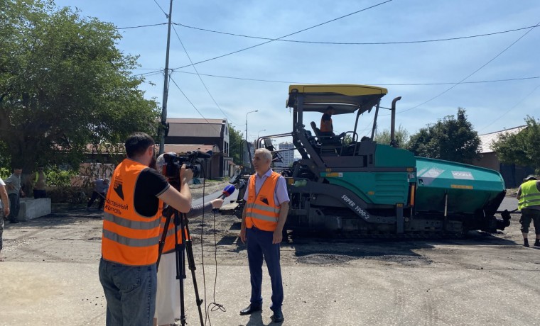 На улице Авторханова в Грозном идут асфальтобетонные работы в рамках дорожного нацпроекта