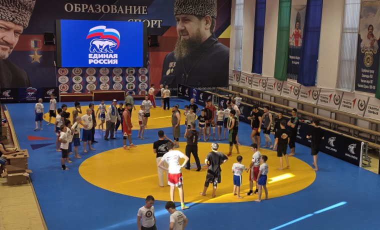 Чемпионы мира провели мастер-класс по самбо и кикбоксингу для юных спортсменов в Шали