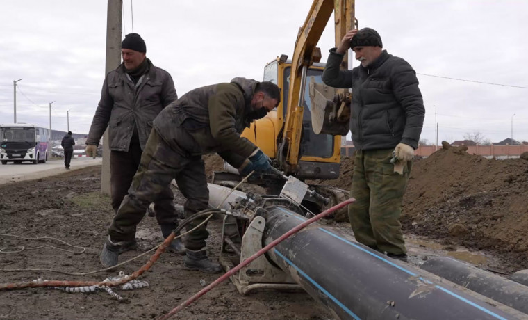 В Грозном по улице Ханкальская ведется укладка нового водопровода