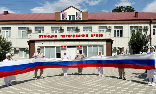 Военнослужащие ОГВ(с) провели акцию ко Дню Государственного флага РФ