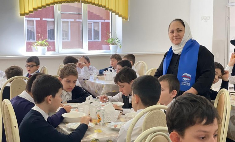 Школы ЧР прошли еженедельную проверку качества горячего питания младшелкассников