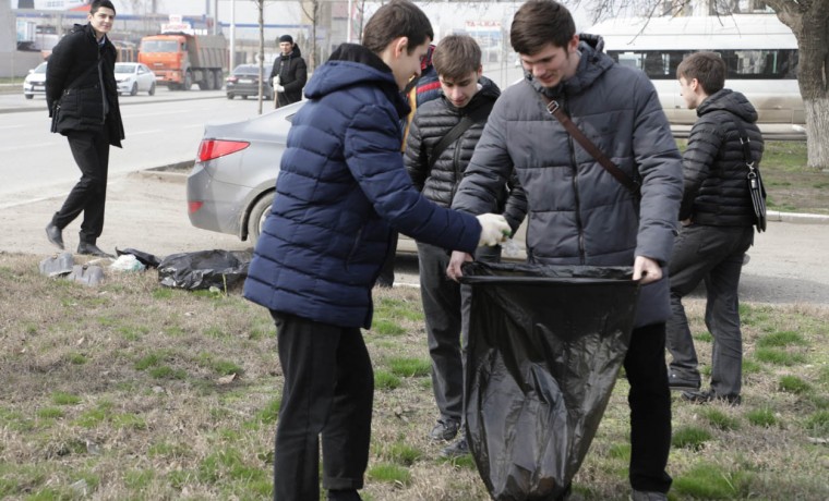 В школах Грозного прошли массовые субботники