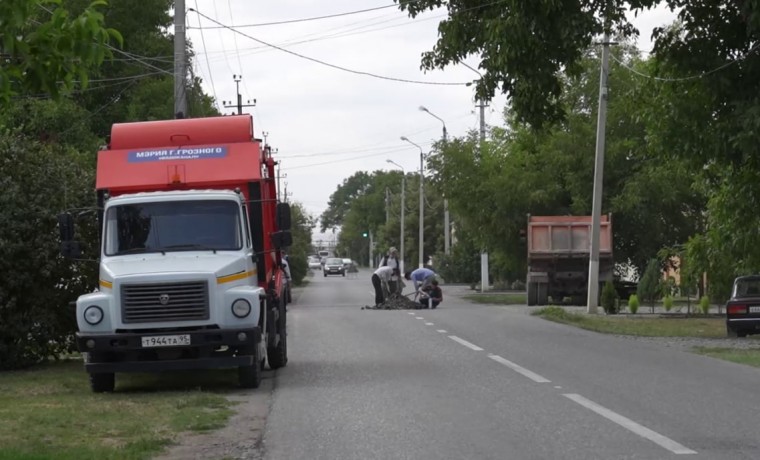 На дорогах Грозного устанавливают водопроводные и канализационные люки нового типа