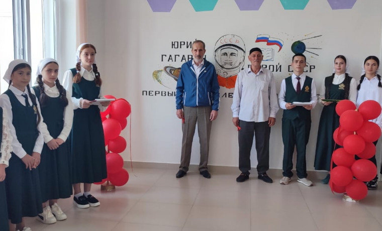 В Ножай-Юрте открыли мурал в честь Юрия Гагарина