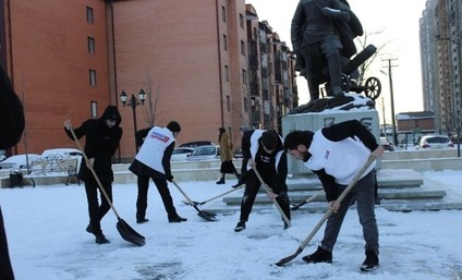 В Грозном провели субботник у памятника Герою Советского Союза Ханпаше Нурадилову