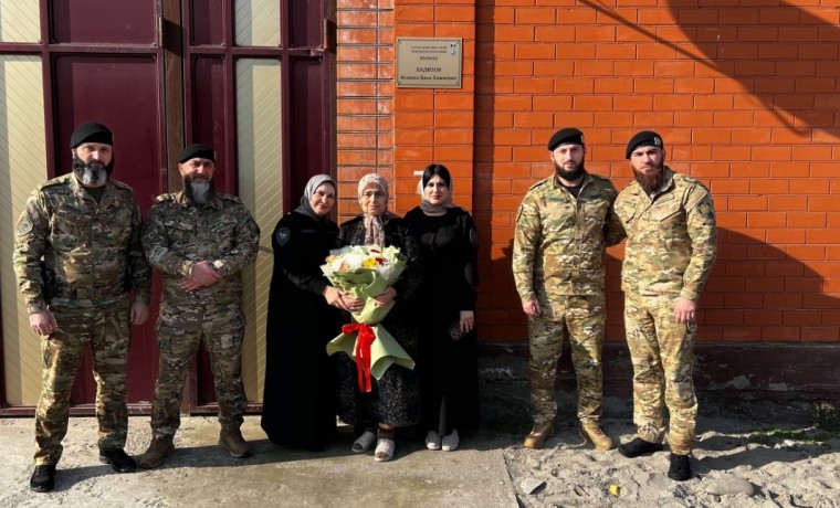 Сотрудники Росгвардии в Чеченской Республике навестили матерей погибших сотрудников