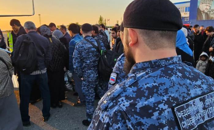 Приставы ЧР отправили на родину группу нелегалов из Узбекистана