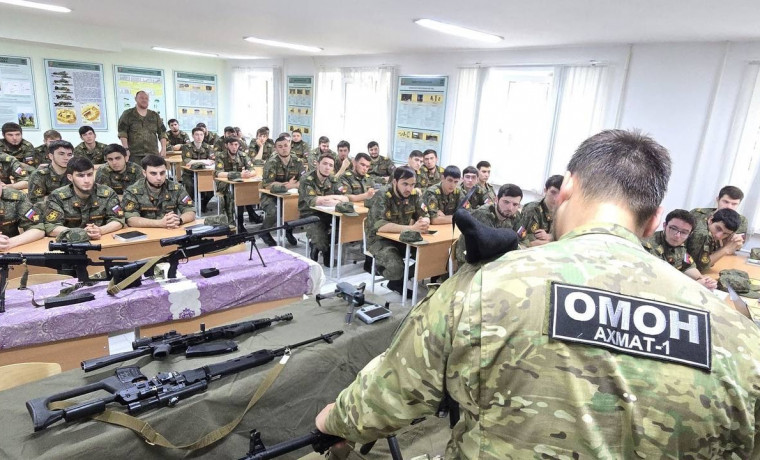  Сотрудники ОМОН «АХМАТ-1» провели патриотическое мероприятие для студентов Военного учебного центра