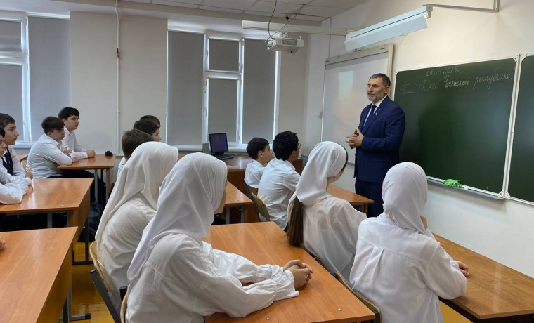Депутат Парламента ЧР Аднан Нагаев провёл профориентационную встречу со старшеклассниками