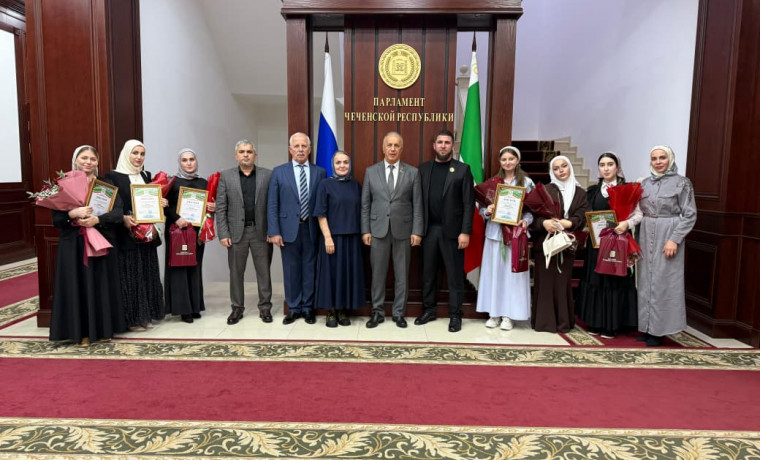 В Парламенте ЧР наградили победителей конкурса молодых авторов «Кегийрхойн кхолларалла»