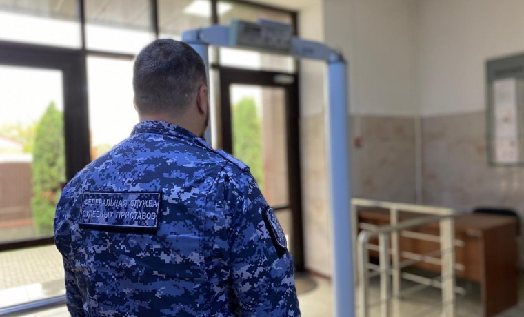 Судебные приставы ЧР предотвратили пронос более 3000 запрещенных предметов в здания судов