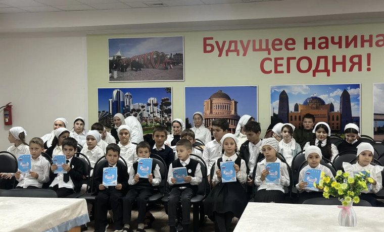 В МБОУ «Бенойская СОШ» первоклассников торжественно посвятили в «Орлята России»