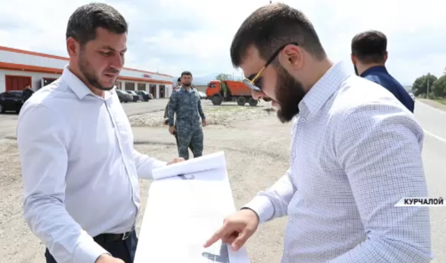 В Курчалое реконструируют дорожные полотна центральных улиц города