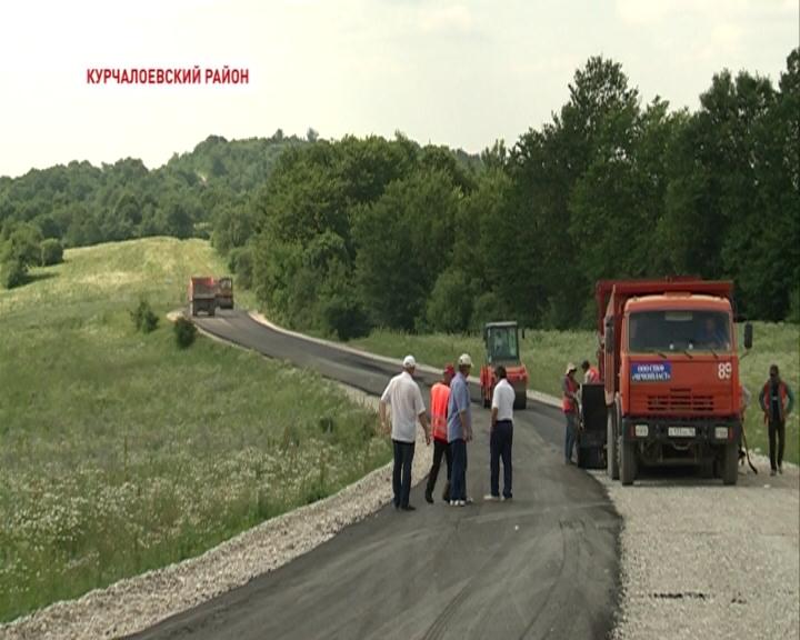 В Курчалоевском районе приступили к укладыванию дорожного полотна