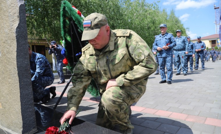 Командующий ОГВ(с) Владимир Макеев поздравил сотрудников ВОГОиП с 24-й годовщиной со дня образования