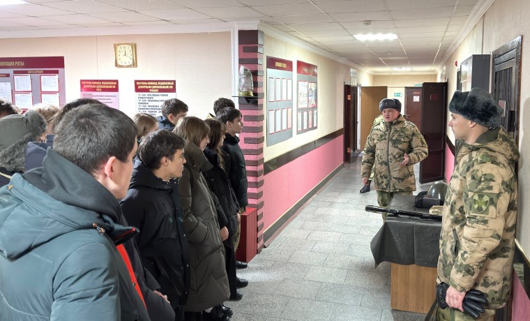 В Грозном росгвардейцы провели День открытых дверей для кадет и школьников